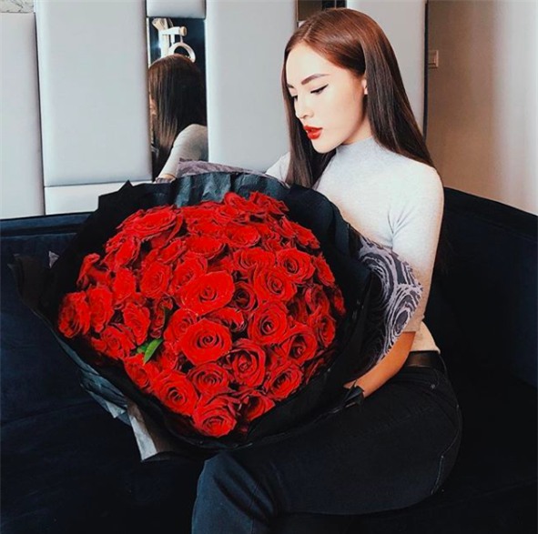 Không chỉ Ngọc Trinh, Hoa hậu Kỳ Duyên cũng khoe được nhận một bó hoa hồng rất rực rỡ. - Tin sao Viet - Tin tuc sao Viet - Scandal sao Viet - Tin tuc cua Sao - Tin cua Sao