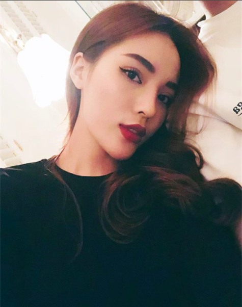 Kỳ Duyên đã làm cho khán giả rất hoang mang không biết ai là người chuẩn bị&nbsp;bó hoa hồng đặc biệt kia. - Tin sao Viet - Tin tuc sao Viet - Scandal sao Viet - Tin tuc cua Sao - Tin cua Sao