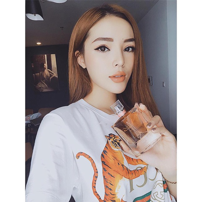 Khoe ảnh quà 8/3, nhưng người hâm mộ lại giật mình vì gương mặt chẳng khác gì ma-nơ-canh của Kỳ Duyên - Ảnh 6.