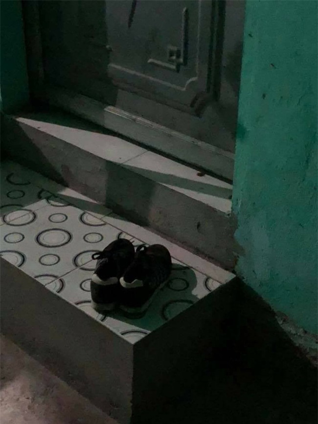 Bí mật về thăm người yêu đêm 8/3, thanh niên đau đớn thấy đôi giày lạ ngoài cửa phòng - Ảnh 1.