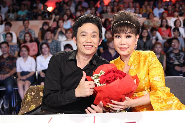 Trấn Thành, Hoài Linh khiến hàng trăm khán giả nữ phấn khích với màn tặng hoa cực ga-lăng-2