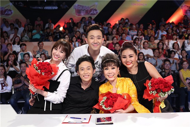 Trấn Thành, Hoài Linh khiến hàng trăm khán giả nữ phấn khích với màn tặng hoa cực ga-lăng-3