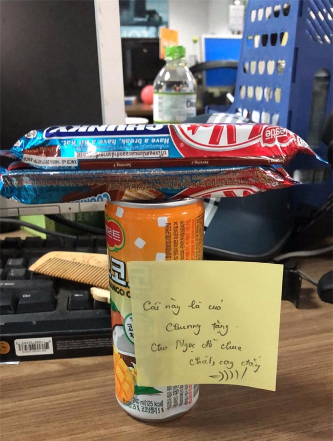 Hậu 8/3, chị em rón rén khoe những món quà vừa lầy vừa đáng yêu: nào hoa đồng tiền, nào chuối nguyên quả - Ảnh 4.