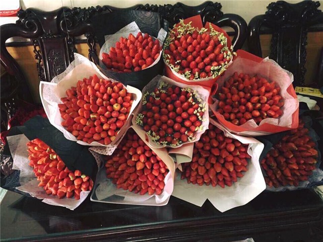 Đặt mua hoa dâu tây trên mạng, cô gái mếu máo khi nhận hàng: Bó này mà tặng mẹ người yêu khéo chia tay! - Ảnh 1.