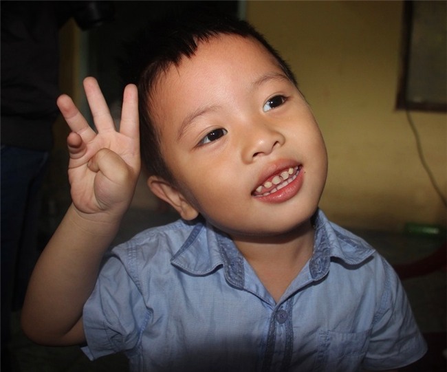 Kinh ngạc clip bé 3 tuổi đọc báo, hát karaoke như người lớn