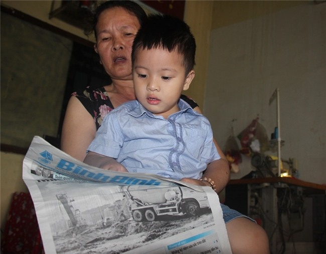 Kinh ngạc clip bé 3 tuổi đọc báo, hát karaoke như người lớn