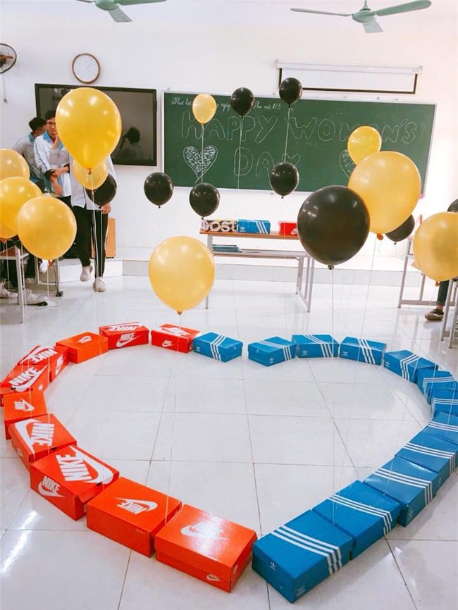 Con trai lớp người ta chơi lớn tặng mỗi bạn nữ một đôi sneaker nhân 8/3 - Ảnh 1.