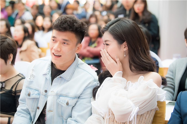 Dân mạng phát sốt vì thủ môn Bùi Tiến Dũng và hoa hậu Mỹ Linh tươi rói xuất hiện cạnh nhau trong sự kiện - Ảnh 2.