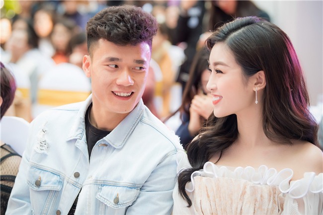 Dân mạng phát sốt vì thủ môn Bùi Tiến Dũng và hoa hậu Mỹ Linh tươi rói xuất hiện cạnh nhau trong sự kiện - Ảnh 3.
