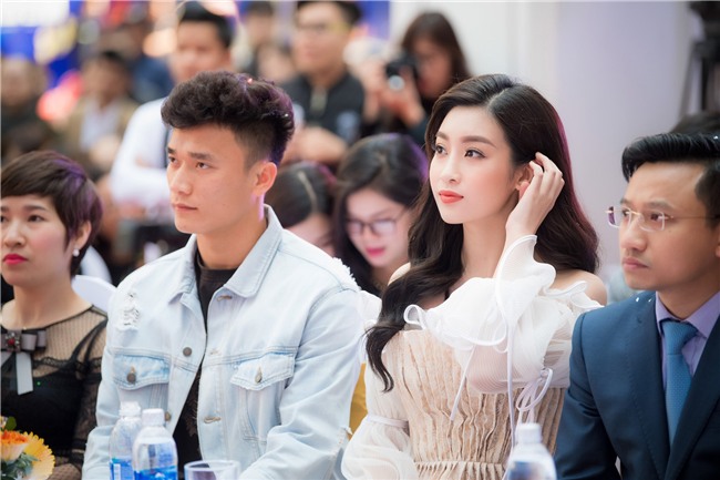 Dân mạng phát sốt vì thủ môn Bùi Tiến Dũng và hoa hậu Mỹ Linh tươi rói xuất hiện cạnh nhau trong sự kiện - Ảnh 4.