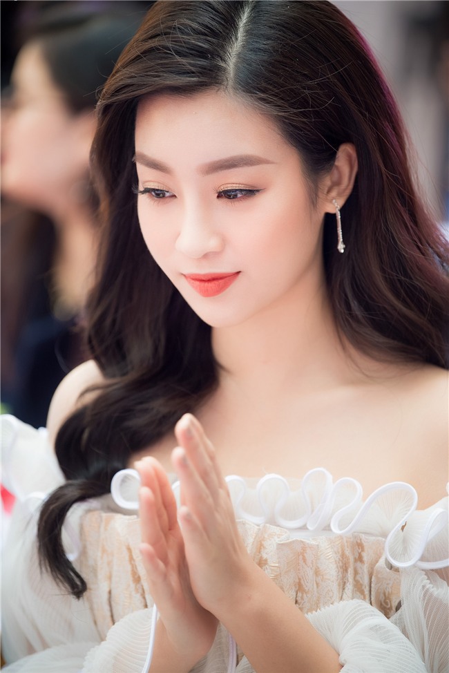 Dân mạng phát sốt vì thủ môn Bùi Tiến Dũng và hoa hậu Mỹ Linh tươi rói xuất hiện cạnh nhau trong sự kiện - Ảnh 7.