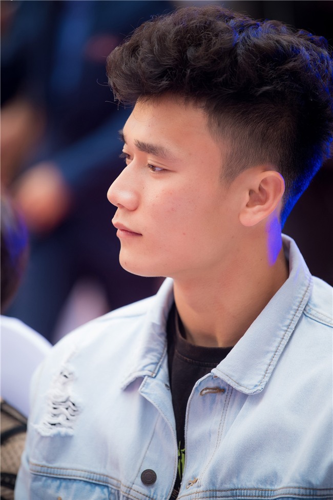 Dân mạng phát sốt vì thủ môn Bùi Tiến Dũng và hoa hậu Mỹ Linh tươi rói xuất hiện cạnh nhau trong sự kiện - Ảnh 8.