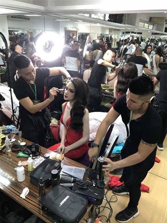 Hương Giang Idol đăng quang Hoa hậu Chuyển giới quốc tế 2018