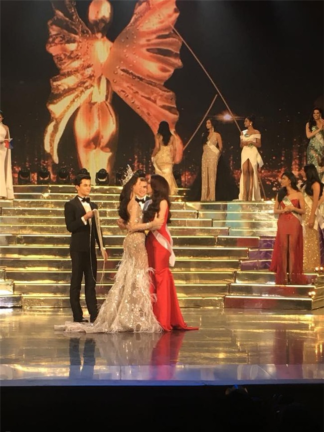 Clip: Khoảnh khắc Hương Giang hạnh phúc vỡ oà khi đăng quang ngôi vị Hoa hậu Chuyển giới Quốc tế 2018 - Ảnh 2.