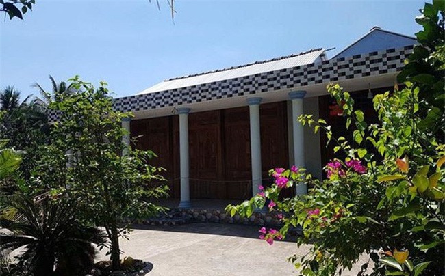 Vụ bóp cổ cô giáo ở Bến Tre: Mẹ học sinh cá biệt nói gì? - Ảnh 1.