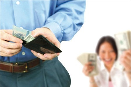 Tin tưởng đưa vợ giữ tiền lương suốt 10 năm, người đàn ông tức giận đòi ly dị khi vợ không để được đồng nào - Ảnh 1.
