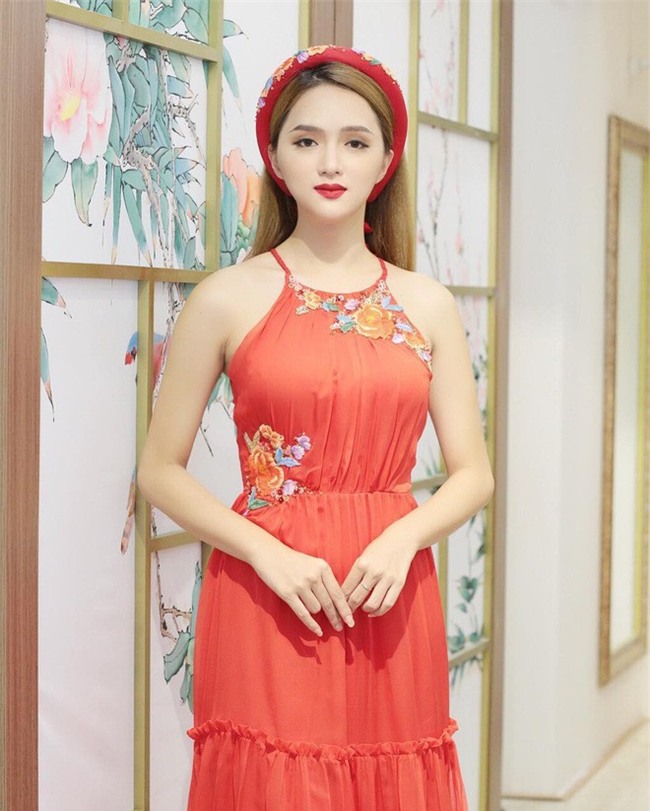 Nhìn vào tủ đồ 80% là màu đỏ của Hương Giang, ai cũng sẽ nghĩ màu đỏ sinh ra là để dành cho nàng - Ảnh 5.