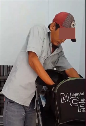 thuc hu clip nguoi cha bo thi the con vao tui xach dua ve que vi ngheo - 1