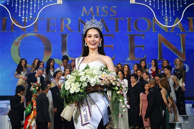 Huong Giang dang quang, cac thi sinh khac xach vay di vao hinh anh 3