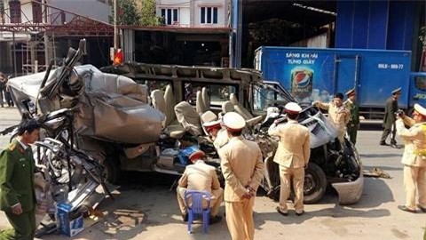 son la: kinh hoang xe du lich dam vao xe tai, 14 nguoi thuong vong - 2