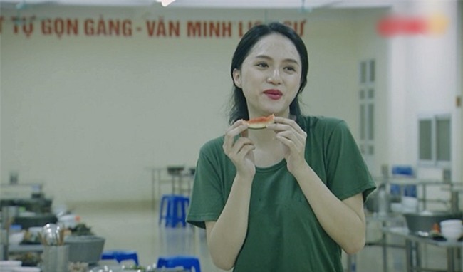 khoanh khac de doi cua hoa hau chuyen gioi huong giang tren truyen hinh hinh anh 4