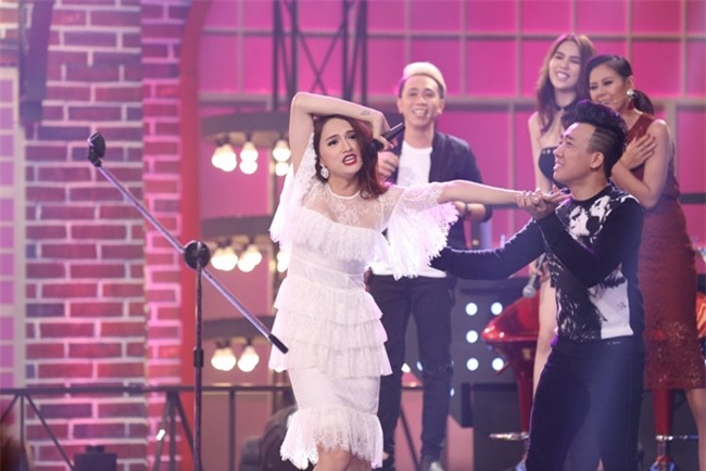 khoanh khac de doi cua hoa hau chuyen gioi huong giang tren truyen hinh hinh anh 19