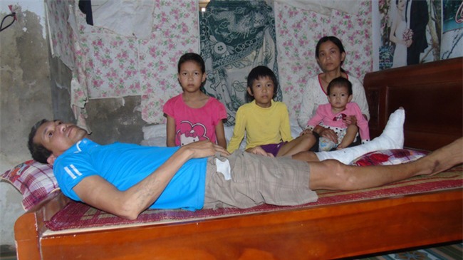 Chồng bị tai nạn nằm một chỗ, một mình vợ đi bốc gạch thuê nuôi 3 con thơ dại cùng cha mẹ chồng già yếu - Ảnh 1.