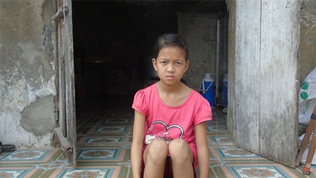 Chồng bị tai nạn nằm một chỗ, một mình vợ đi bốc gạch thuê nuôi 3 con thơ dại cùng cha mẹ chồng già yếu - Ảnh 2.