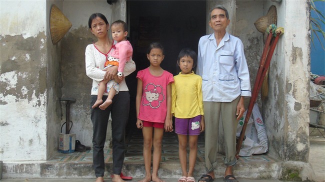 Chồng bị tai nạn nằm một chỗ, một mình vợ đi bốc gạch thuê nuôi 3 con thơ dại cùng cha mẹ chồng già yếu - Ảnh 3.