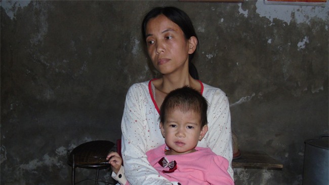 Chồng bị tai nạn nằm một chỗ, một mình vợ đi bốc gạch thuê nuôi 3 con thơ dại cùng cha mẹ chồng già yếu - Ảnh 4.