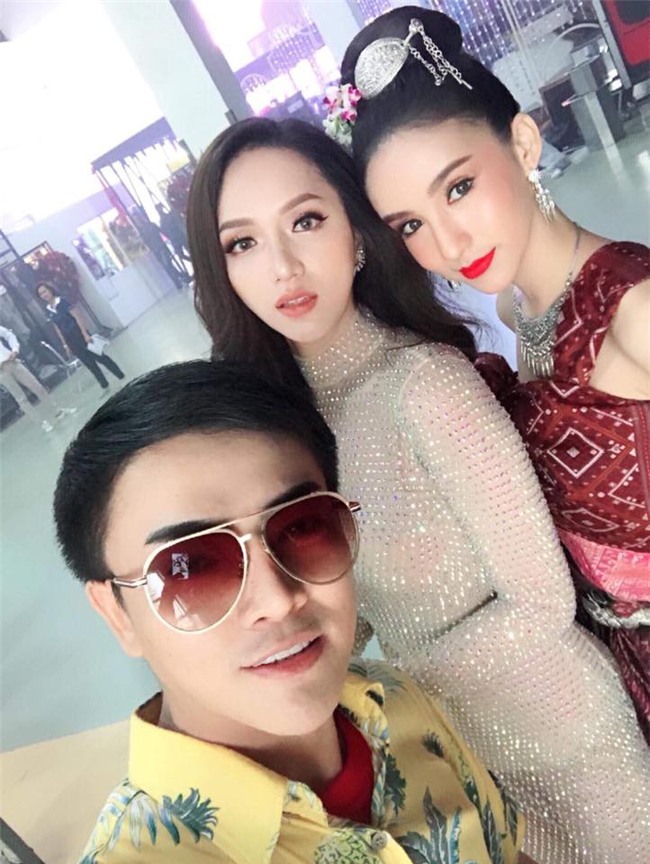 Á Hậu nước chủ nhà Thái Lan Yoshi Rinrada chúc mừng tân hoa hậu Hương Giang Idol-11