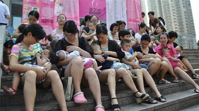 Bức ảnh mẹ vén váy cho con bú ở nơi công cộng, hở cả nội y khiến chị em chia phe tranh cãi - Ảnh 4.