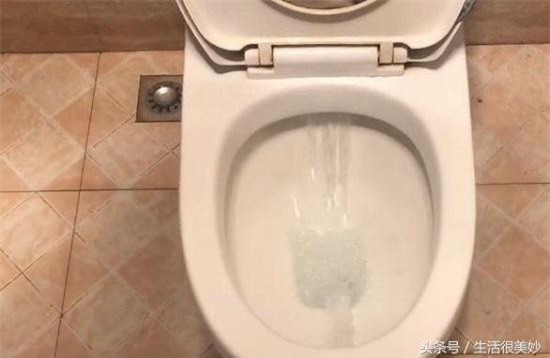 chong phuc "sat dat" khi biet ly do vo nhet xa bong vao chiec tat roi cho vao bon cau - 1