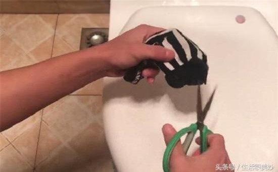 chong phuc "sat dat" khi biet ly do vo nhet xa bong vao chiec tat roi cho vao bon cau - 3