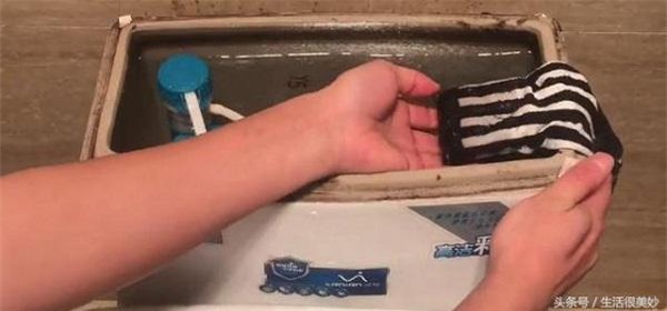 chong phuc "sat dat" khi biet ly do vo nhet xa bong vao chiec tat roi cho vao bon cau - 4