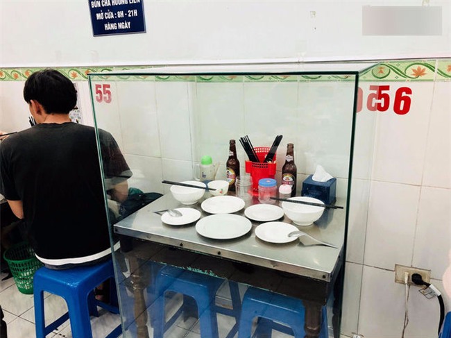 Bún chả Hương Liên gây xôn xao khi lồng kính bộ bàn ghế cựu tổng thống Obama từng ngồi, bà chủ nói gì?