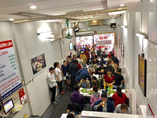 Bún chả Hương Liên gây xôn xao khi lồng kính bộ bàn ghế cựu tổng thống Obama từng ngồi, bà chủ nói gì?