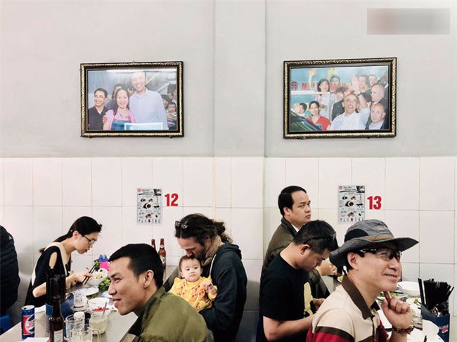 Bún chả Hương Liên gây xôn xao khi lồng kính bộ bàn ghế cựu tổng thống Obama từng ngồi, bà chủ nói gì?