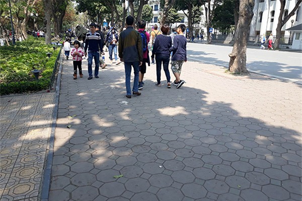 Gạch lát vỉa hè hồ Gươm còn tốt, sao phải thay hết?