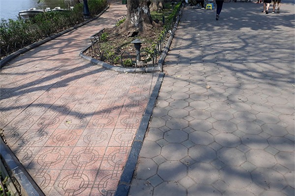 Gạch lát vỉa hè hồ Gươm còn tốt, sao phải thay hết?