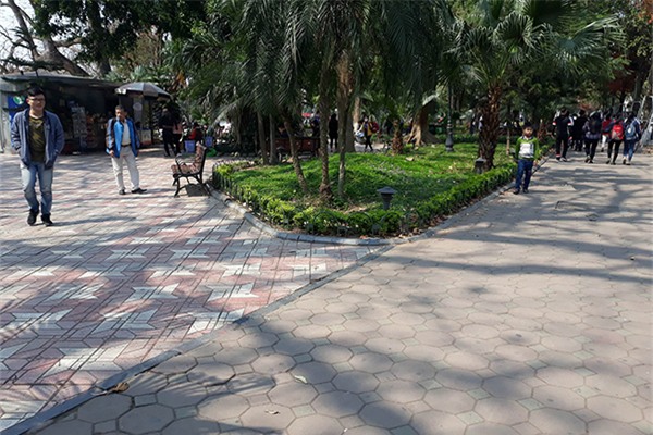 Gạch lát vỉa hè hồ Gươm còn tốt, sao phải thay hết?