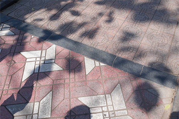 Gạch lát vỉa hè hồ Gươm còn tốt, sao phải thay hết?