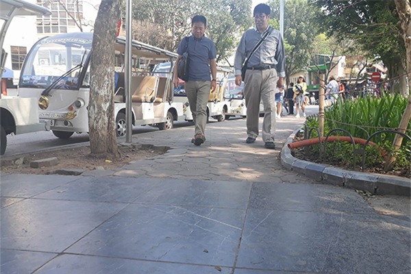 Gạch lát vỉa hè hồ Gươm còn tốt, sao phải thay hết?