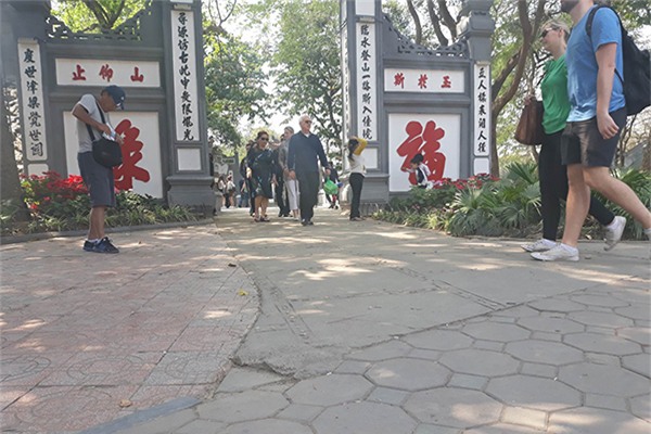 Gạch lát vỉa hè hồ Gươm còn tốt, sao phải thay hết?