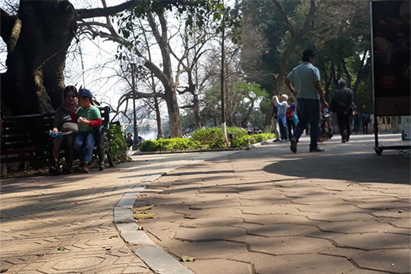 Gạch lát vỉa hè hồ Gươm còn tốt, sao phải thay hết?