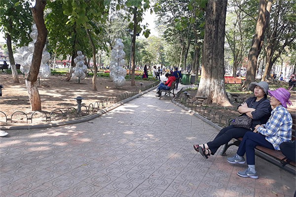 Gạch lát vỉa hè hồ Gươm còn tốt, sao phải thay hết?