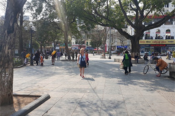 Gạch lát vỉa hè hồ Gươm còn tốt, sao phải thay hết?