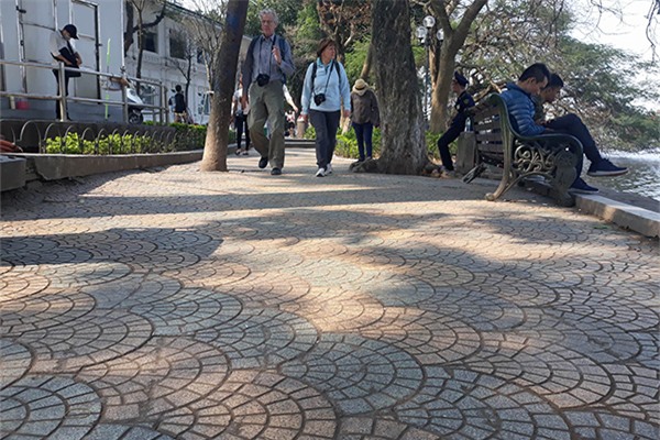 Gạch lát vỉa hè hồ Gươm còn tốt, sao phải thay hết?