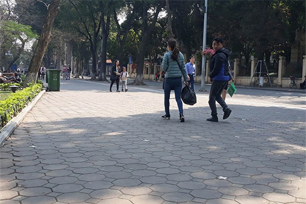 Gạch lát vỉa hè hồ Gươm còn tốt, sao phải thay hết?