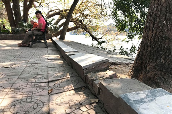 Gạch lát vỉa hè hồ Gươm còn tốt, sao phải thay hết?